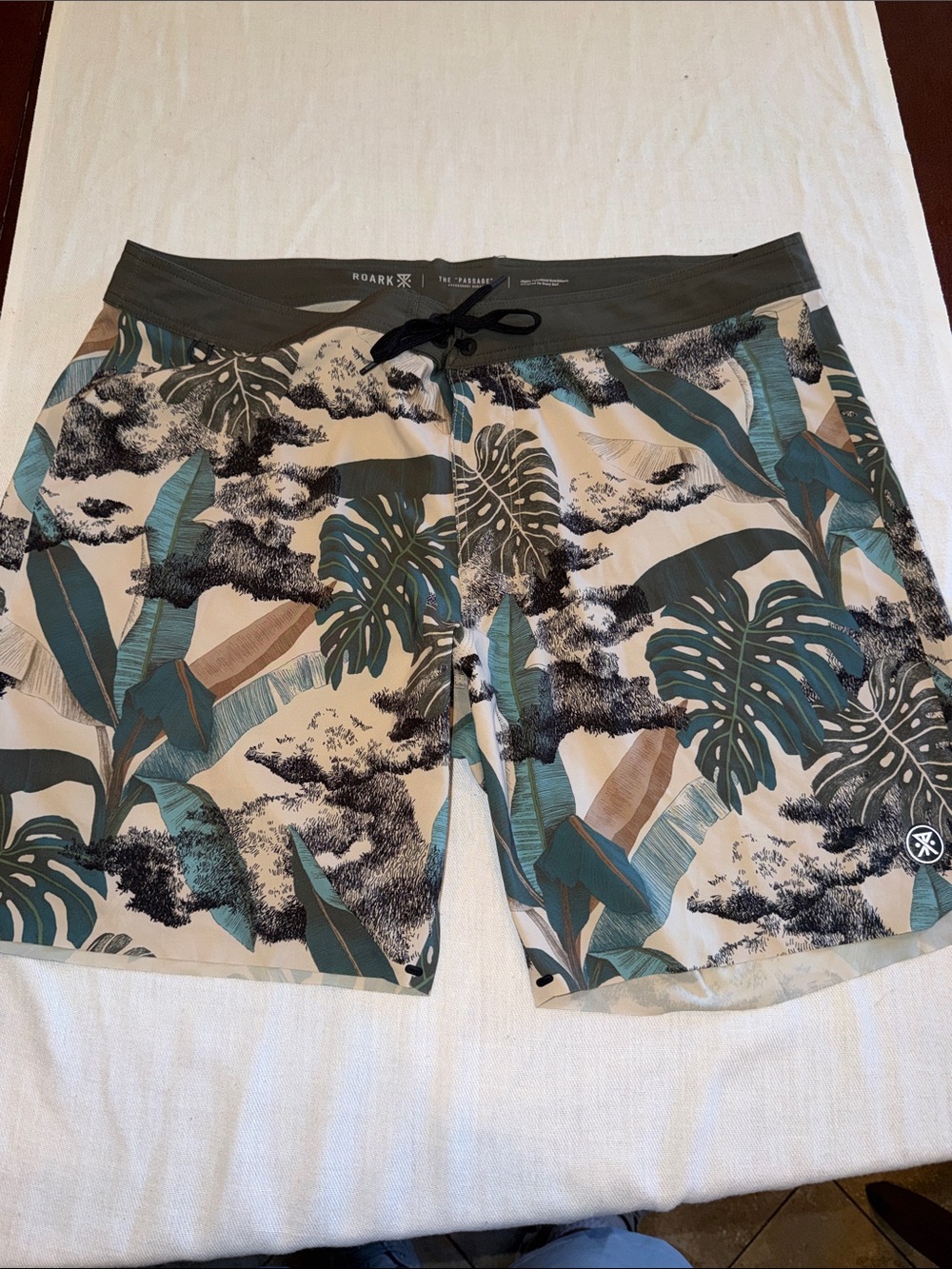 T0207108 Roark Board the passage SZ 38 flower Hawaii print. See pics for detail